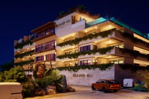 CONDOS WITH LUXURY AMENITIES