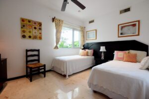 INCREDIBLE THREE-LEVEL APARTMENT WITH TWO BEDROOMS IN AN UNBEATABLE LOCATION