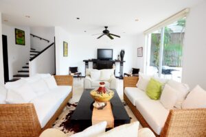INCREDIBLE THREE-LEVEL APARTMENT WITH TWO BEDROOMS IN AN UNBEATABLE LOCATION