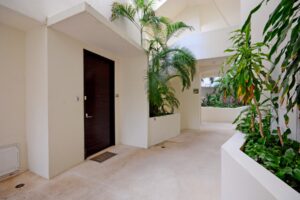 INCREDIBLE THREE-LEVEL APARTMENT WITH TWO BEDROOMS IN AN UNBEATABLE LOCATION