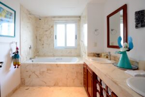 INCREDIBLE THREE-LEVEL APARTMENT WITH TWO BEDROOMS IN AN UNBEATABLE LOCATION