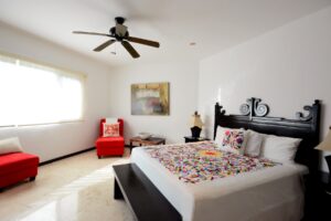 INCREDIBLE THREE-LEVEL APARTMENT WITH TWO BEDROOMS IN AN UNBEATABLE LOCATION