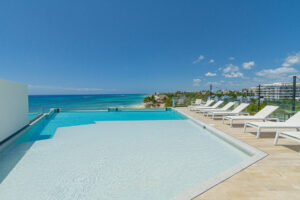 FANTASTIC 2-BEDROOM, 2-BATHROOM BEACHFRONT APARTMENT