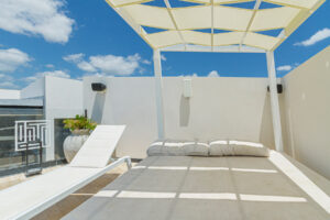 FANTASTIC 2-BEDROOM, 2-BATHROOM BEACHFRONT APARTMENT