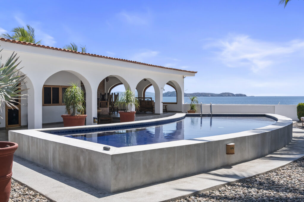 Casa Brisa del Mar | Charming oceanfront home with pool, Punta Pérula