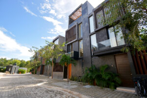 EXCLUSIVE TOWNHOUSE WITH ROOFTOP TERRACE AND DOUBLE POOL