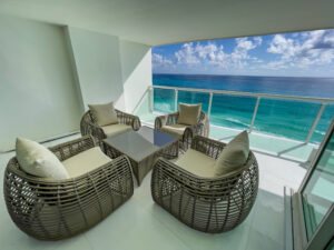 BEACHFRONT APARTMENT WITH THE BEST VIEWS TOWARDS THE SEA AND THE LAGOON, RECENTL