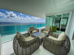 BEACHFRONT APARTMENT WITH THE BEST VIEWS TOWARDS THE SEA AND THE LAGOON, RECENTL