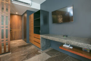 SOPHISTICATED AND UNIQUE STYLE STUDIO