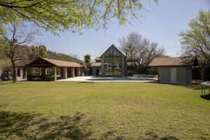 Luxury Equestrian Estate with Expansive Gardens and Mountain Views