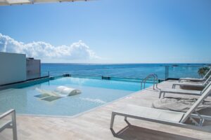 PRIVATE OCEANFRONT HORIZON RETREAT RESIDENCE