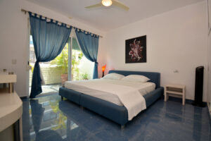 VIBRANT AND UNIQUE PH LOCATED IN PREMIUM AREA, JUST STEPS TO THE BEACH