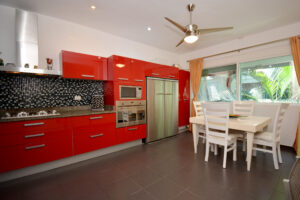 VIBRANT AND UNIQUE PH LOCATED IN PREMIUM AREA, JUST STEPS TO THE BEACH