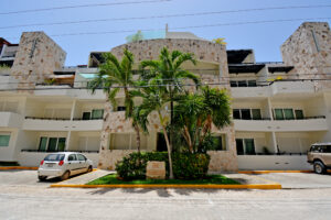 VIBRANT AND UNIQUE PH LOCATED IN PREMIUM AREA, JUST STEPS TO THE BEACH