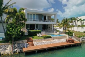 EXCLUSIVE RESIDENCE WITH PRIVATE DOCK