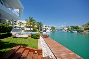 EXCLUSIVE RESIDENCE WITH PRIVATE DOCK