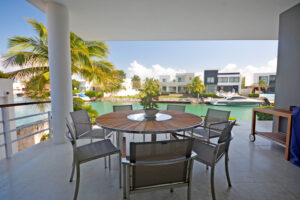 EXCLUSIVE RESIDENCE WITH PRIVATE DOCK