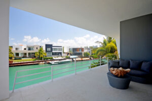 EXCLUSIVE RESIDENCE WITH PRIVATE DOCK