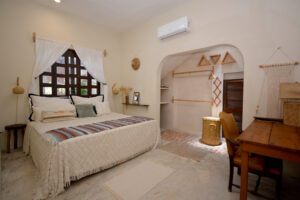 CHARMING VINTAGE HOUSE