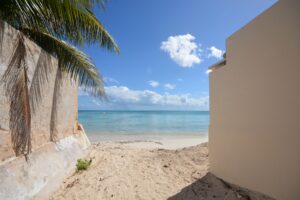 DUPLEX 6 BEDROOM HOME NEAR THE BEACH