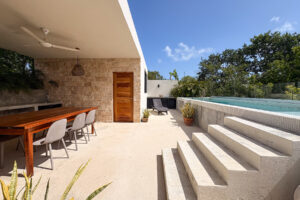 Unique investment building with three units and rooftop terrace.