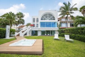 ICONIC VILLA FACING THE CARIBBEAN SEA