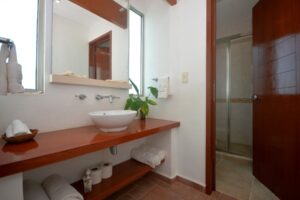 DUPLEX 6 BEDROOM HOME NEAR THE BEACH