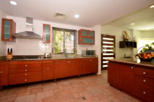 DUPLEX 6 BEDROOM HOME NEAR THE BEACH