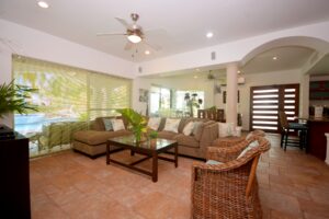 DUPLEX 6 BEDROOM HOME NEAR THE BEACH