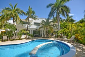 DUPLEX 6 BEDROOM HOME NEAR THE BEACH