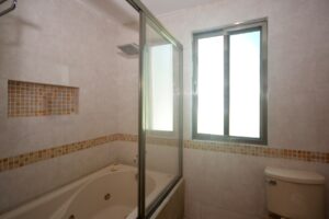 DUPLEX 6 BEDROOM HOME NEAR THE BEACH