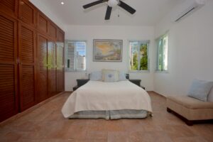 DUPLEX 6 BEDROOM HOME NEAR THE BEACH
