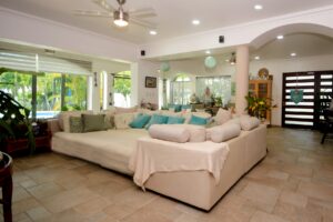 DUPLEX 8 BEDROOM HOME NEAR THE BEACH