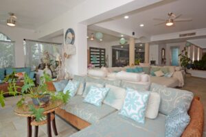 DUPLEX 8 BEDROOM HOME NEAR THE BEACH