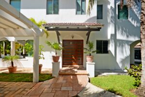 DUPLEX 8 BEDROOM HOME NEAR THE BEACH