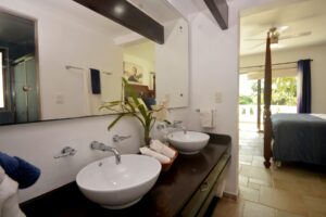 DUPLEX 8 BEDROOM HOME NEAR THE BEACH