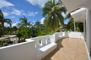 DUPLEX 8 BEDROOM HOME NEAR THE BEACH