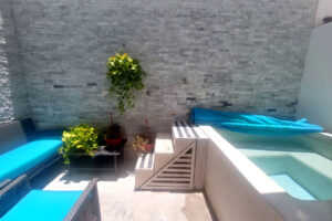 CHARMING ONE BEDROOM APARTMENT WITH PATIO, EXCELLENT LOCATION