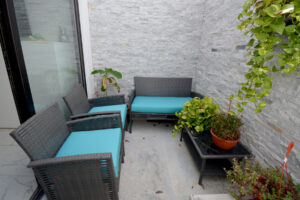 CHARMING ONE BEDROOM APARTMENT WITH PATIO, EXCELLENT LOCATION