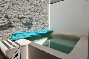CHARMING ONE BEDROOM APARTMENT WITH PATIO, EXCELLENT LOCATION