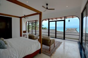 PLAYA PARAISO BEACHFRONT TRES LEONES VILLA