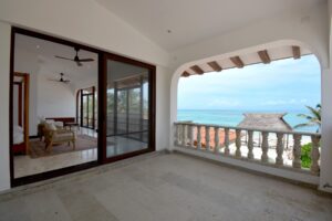 PLAYA PARAISO BEACHFRONT TRES LEONES VILLA