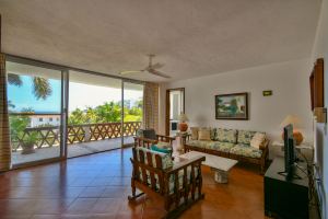 Departamento en venta en Vida del Mar, Manzanillo-planta baja y vista al jardín