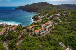 Departamento en venta en Vida del Mar, Manzanillo-planta baja y vista al jardín