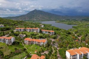 Departamento en venta en Vida del Mar, Manzanillo-planta baja y vista al jardín