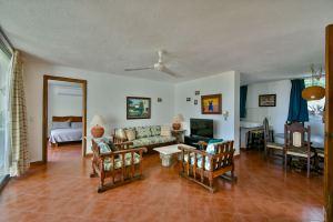 Departamento en venta en Vida del Mar, Manzanillo-planta baja y vista al jardín