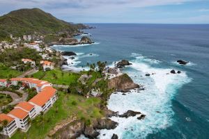 Departamento en venta en Vida del Mar, Manzanillo-planta baja y vista al jardín