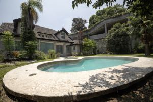 Traditional Estate with Garden and Mountain Access