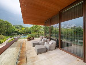 Apartment with Exceptional Space and Privacy