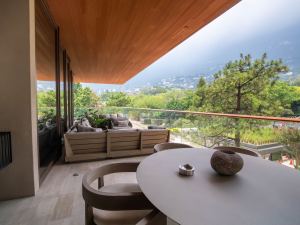 Apartment with Exceptional Space and Privacy